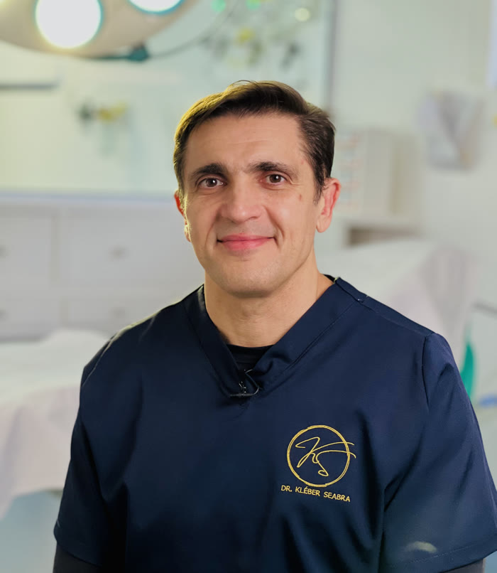Dr. Kleber Seabra no consultório